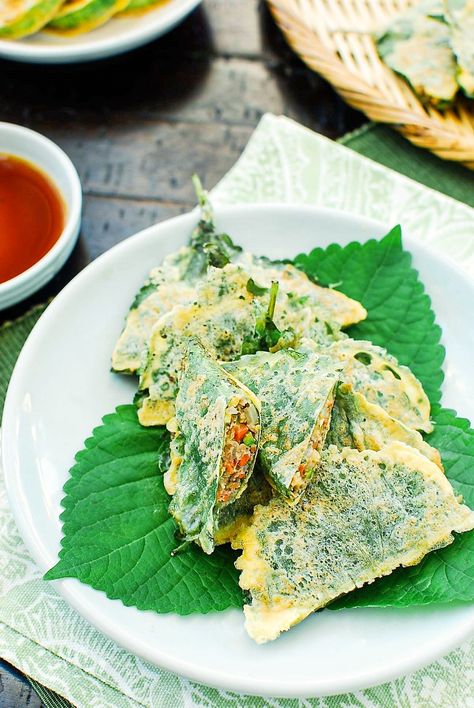 Jeon Recipe, Korean Bapsang, Perilla Leaves, Asian Dish, Korean Kitchen, Korean Cooking, K Food, Korean Dishes, Healthier Recipes