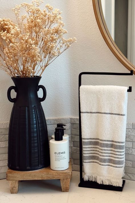 Living Room Black Decor Ideas, House Decor Rustic Modern, Black Accent Bathroom Decor, Black Cream Bathroom Ideas, Guest Bath Shelf Decor, Black White Neutral Bathroom, Bathroom Aethstetic, Charcoal Grey Bathroom Ideas, Apartments Must Haves