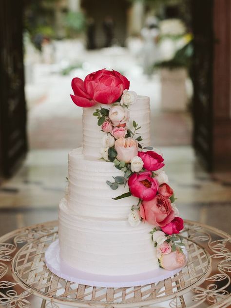 Here's a hot new take on pink for 2023. Magenta Wedding Colors, Peonies Wedding Decoration, Pink Peonies Wedding, Magenta Wedding, Wedding October, Wedding Color Combinations, Purple Wedding Cakes, 2023 Color, Peony Wedding