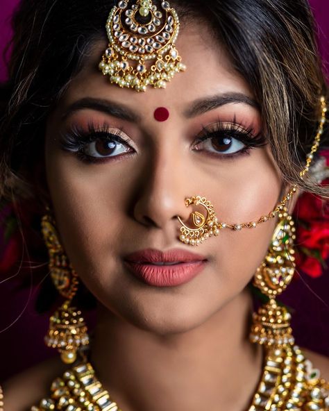 Reception Jewellery, Bengali Beauty, Nayanthara Hairstyle, Nose Jewels, Hairstyle Bridal, Tejaswi Prakash, Bridal Nose Ring, Indian Bride Makeup, Nose Ring Jewelry