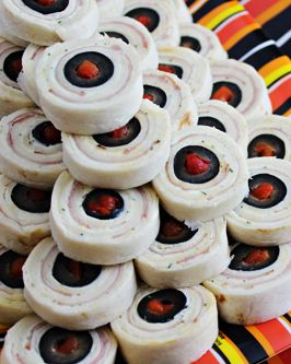 Make these easy Eyeball Pinwheels for your Halloween lunch! All you need are tortillas, #JustMayo, black olives, roasted red bell peppers, and your favorite lunch meat! Halloween Pinwheels Food, Halloween Tortilla Roll Ups, Halloween Pinwheel Sandwiches, Halloween Pinwheels, Healthy Halloween Party Food, Easy Halloween Party Food, Halloween Lunch, Halloween Food Appetizers, Peach Syrup