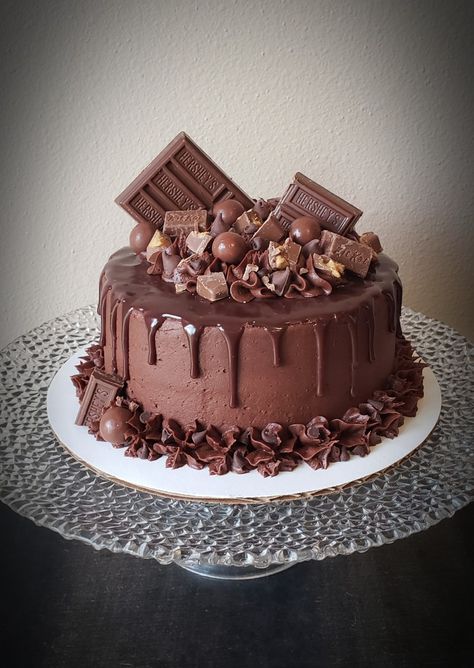 Chocolate Extreme Birthday Cake, Hershey Birthday Cake, Loaded Chocolate Cake Decoration, Hershey Cake Decoration, Simple Cake Decorating Chocolate, Chocolate Cake With Candy On Top, Chocolate Loaded Cake Decoration, Chocolate Lovers Birthday Cake, Loaded Chocolate Cake