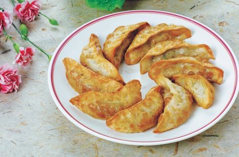 Frozen Potstickers, Momos Recipe, Cream Cheese Wontons, Frozen Dumplings, Making Fried Chicken, Pot Stickers, Deep Fry, Cooked Vegetables, Fried Food