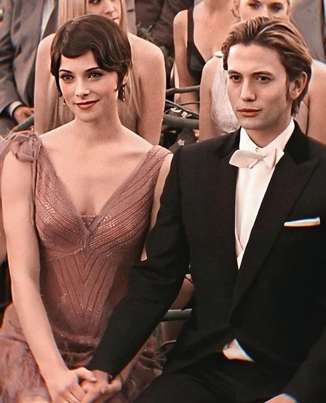 Alice Cullen And Jasper Hale, Twilight Couples, Alice Cullen Outfits, Stephenie Meyer Books, Alice Twilight, 2000s Shows, Alice And Jasper, Jasper Hale, Jackson Rathbone