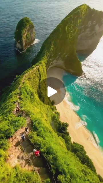 HIDWII | FPV DRONE PILOT on Instagram: "Dive Down at Kelingking Beach Nusa Penida Island 🇮🇩 Shot on @djiglobal #DJIAvata Follow me @hidwii for more ✨ #BaliFPV #FPVPilot #BeautifulDestinations #Bali" Penida Island, Kelingking Beach, Drone Shots, Nusa Penida, Drone Pilot, Fpv Drone, December 7, Beautiful Destinations, Diving