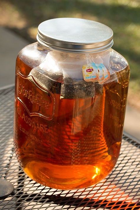 Southern Sweet Tea Sweet Tea Recipe Gallon, Sun Tea Recipe, Flavored Tea Recipes, Sun Tea Recipes, Sun Tea Jar, Iced Tea Recipes Homemade, Flavored Teas, Sweet Tea Recipes, Louisiana Food