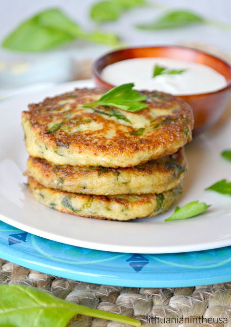 Spinach Fritters, Farmer Cheese, Crispy Pancakes, Veggie Fritters, Vegetable Burger, Spinach Benefits, Lithuanian Recipes, Cheese Spinach, Cheese Pancakes