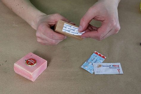 In order to produce less waste, (plastic) packaging should be avoided if possible. For example, instead of liquid soap from the plastic dispenser, use the good old bar of soap. With our solid wood holder with magnet, the floating soap is always within reach. Soap without palm oilThe first soap was invented over 6,500 years ago: It consisted of lye and oil. In the past, olive oil was used to make soap, today palm oil is mainly used because it is a very pliable and, abov… Soap Holder Diy, Dinosaur Toothbrush Holder, Diy Toothbrush Holder, Magnet Diy, Faux Fireplace Mantels, Primitive Wreath, Barn Wall Art, Wood Holder, Diy Christmas Garland