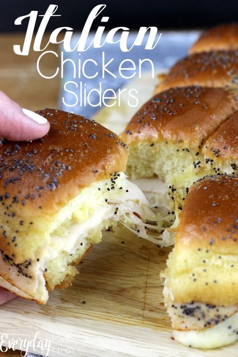 Italian Chicken Sliders Recipes, Italian Chicken Sliders, Oven Sliders, Roast Beef And Cheddar, Hawaiian Roll, Bruschetta Ingredients, Top Chicken Recipes, Chicken Sliders, Chicken Sandwiches