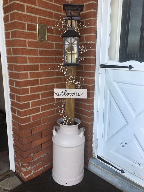 Old Door On Porch Decorating Ideas, Welcome Sign Ideas Front Porches, Decorating Old Milk Cans, Outdoor Milk Can Ideas, Farmhouse Yard Decor Country, Milk Jug Porch Decor, Milk Can Projects, Front Porch Rustic Decor, Rustic Milk Can Decor