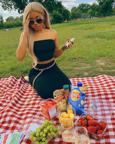 Simple Picnic Ideas For Couples, Baddie Picnic, Picnic Outfit Ideas Casual, Picnic Outfit Black Women, Gothic Picnic, Picnic Outfit Ideas, Summer Date Outfit, Outfit Ideas Sporty, Picnic Date Outfits