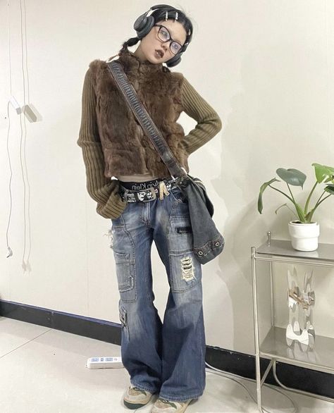 Fur Vest Outfit Y2k, Denim Vest Outfit Grunge, Y2k Fur Coat Outfit, Sleeveless Vest Outfit, Fitted Grunge Denim Vest, Fur Cardigan Outfit Y2k, Fur Vest Outfit, Fairy Grunge Cardigan, Looks Black