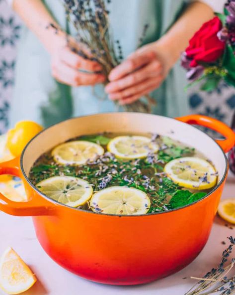 As you roll up your sleeves for house cleaning, put on a pot of stovetop potpourri made from sun-scented herbs – think mint, citrus, lavender, thyme, and ginger – to cleanse the air and fill your house with a fresh, natural fragrance. Lemon Potpourri, Herbal Kitchen, Simmer Pot Recipes, House Cleansing, Natural Face Cleanser, Kitchen Herbs, Cleaning House, Stovetop Potpourri, Aromatic Herbs