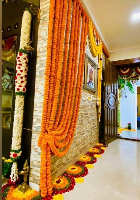 Home Decor For House Warming Indian, Greh Pravesh Decor, Griha Pravesh Decoration Ideas, Indian House Warming Decoration, Festival Decorations Indian, House Warming Decorations Indian, Haldi Decor Ideas, Marigold Flower Garland, Indian Wedding Decorations Receptions