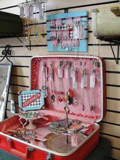 Suitcase Display, Jewelry Box Plans, Vendor Displays, Jewerly Displays, Craft Fairs Booth, Craft Booth Displays, Diy Jewelry Display, Old Suitcases, Craft Fair Displays