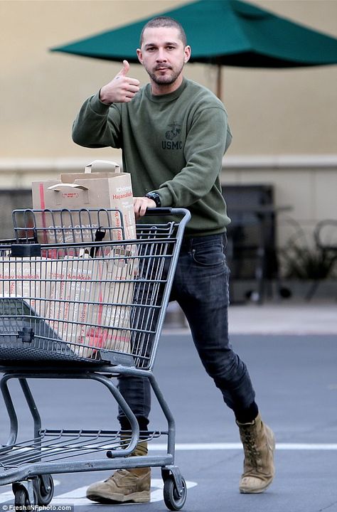 Thumbs up: Actor Shia LaBeouf did some last minute Christmas shopping in Los… Shia Labeouf Style, Nike Sfb Boots, Nike Sfb, Film Man, Shia Labeouf, Mens Trends, Celebrity Street Style, Military Style, Outfit Casual