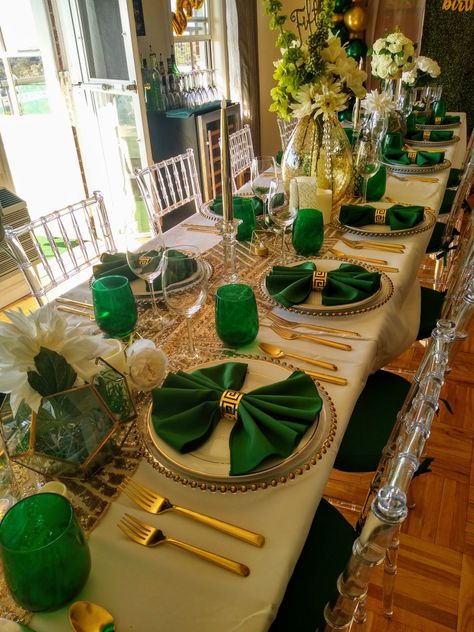 Green Gold Theme Party, Green And Gold Dinner Party, Green And Gold Party Theme, Emerald Green And Gold Party Decorations, Green Quinceanera Theme, Princess Tiana Birthday Party, Green Table Settings, Emerald Green Wedding Theme, Green Wedding Decorations