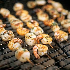 Kebabs With a Kick Shrimp And Scallop Recipes, Glazed Shrimp, Kebab Skewers, Bbq Shrimp, Relish Recipes, Grilled Dinner, Bar B Q, Scallop Recipes, Grilled Seafood