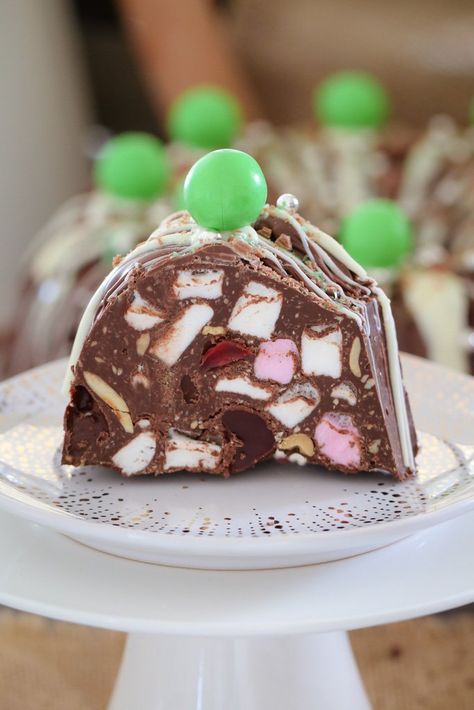 This Mint Rocky Road Christmas Wreath is packed full of marshmallows, raspberries, peanuts, mint chocolates and more! It's a show-stopping Christmas dessert! Rocky Road Christmas, Truffles Recipes, Christmas Yummies, Xmas Treats, Yum Recipes, Plum Pudding, Christmas Foods, Peanut Brittle, Christmas Lunch