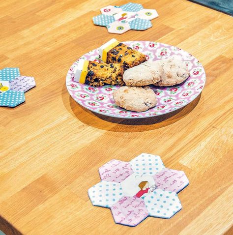 Scrappy Hexi Coasters. Patchwork Coasters Diy, Patchwork Tutorial, Flower Coaster, Tutorial Ideas, Fabric Pen, Diy Coasters, Fabric Glue, Fabric Markers, Patterned Sheets