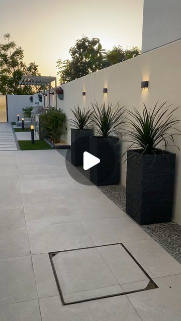 Curved Backyard Landscaping, Simple Elegant Landscaping, Modern Small Yard Design, Concrete Backyard Ideas Landscaping, Contemporary Backyard Landscaping, Modern Garden Inspiration, Small Yard Design, Concrete Backyard, Garden Exterior