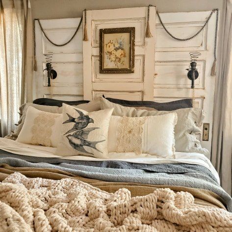 Old Bedroom Makeover, Vintage Door Headboard, Grandma Room, Headboards Diy, Headboard From Old Door, Upcycled Thrift, Farmhouse Bedroom Set, Old Bedroom, Creative Headboard