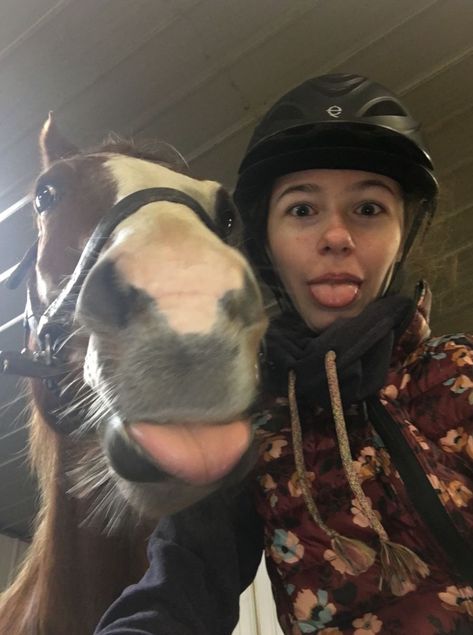 Photo Idea With Horse, Horse Riding Selfie, Aesthetic Horse Pics, Horse Selfies Ideas, Selfie With Horse, Horse Pictures Ideas, Pictures To Take With Your Horse, Pic With Horse, Pretty Horse Pictures