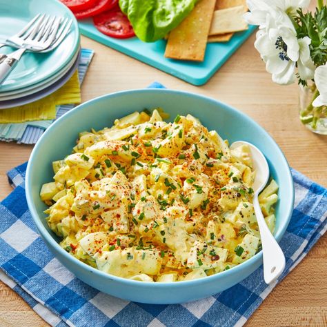 egg salad recipe Classic Egg Salad Recipe, Spring Appetizers, Spring Lunch, Classic Egg Salad, Easy Egg Salad, Classic Salad, Cold Lunches, Egg Salad Recipe, Quick Lunches