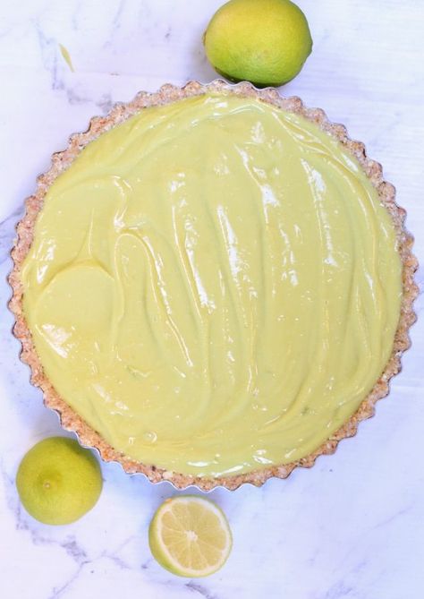 Avocado key lime pie vegan, no bake and low carb. A healthy raw desserts with a coconut almonds and cashew crust with NO dates! #avocado #keylime #pie #vegan #lowcarb Vanilla Custard Tart, Coconut Almonds, Vegan No Bake, Fruit Tart Recipe, Ketogenic Desserts, Lime Cheesecake, Ranch Recipe, Raw Cake, Vegan Pie