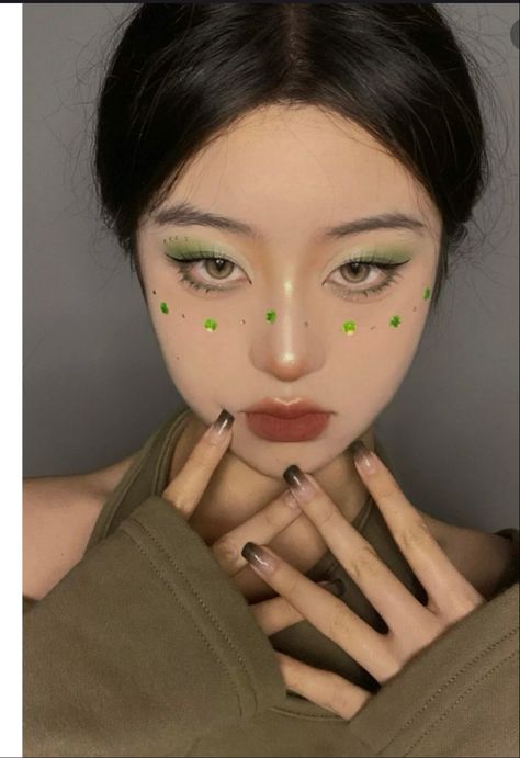 Nct Makeup Look, Green Eyeshadow Douyin, Nct Concert Makeup, Haircut Ideas Asian, Nct Makeup, Makeup With Eyeshadow, Korean Haircuts, Asian Makeup Style, Asian Hairstyle