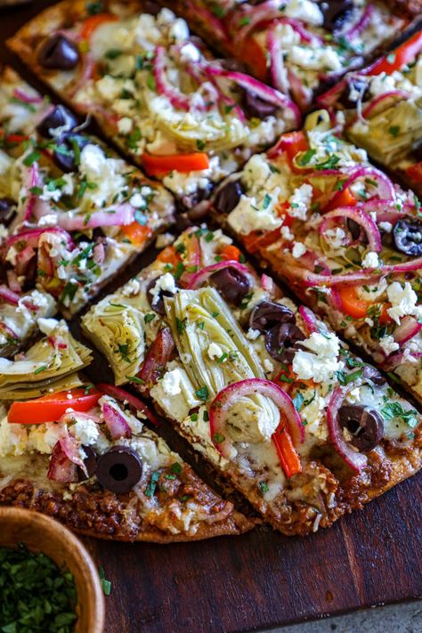 This Lavash Pizza Recipe is the perfect solution when you want something light, crispy and way faster than traditional pizza! Lavash Pizza Recipes, Lavosh Recipe Ideas, Lavash Flatbread Pizza, Lavash Bread Ideas, Lavosh Recipe, Lavash Bread Pizza, Lavash Chips, Lavash Pizza, Lavash Flatbread