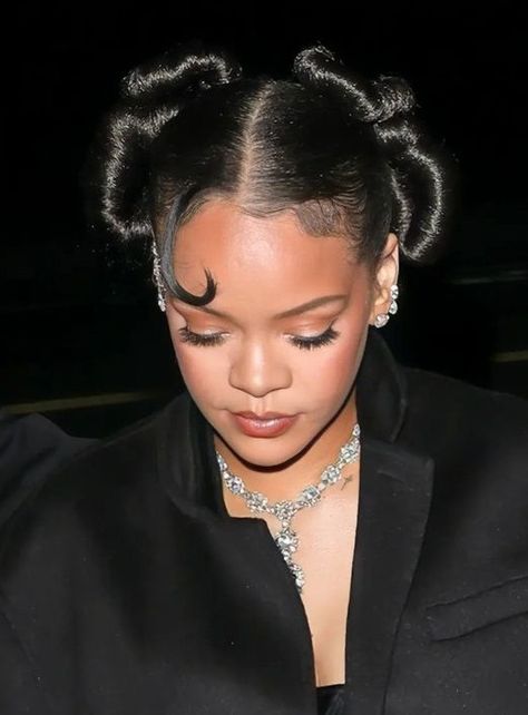 Roaring 20s Hairstyles For Black Women, Pearls In Hair Black Woman, Asian Hair Women, French Roll Hairstyle For Black Women, Editorial Hairstyles, Vogue Hairstyles, Rihanna Hairstyles, Editorial Hair, Penteado Cabelo Curto