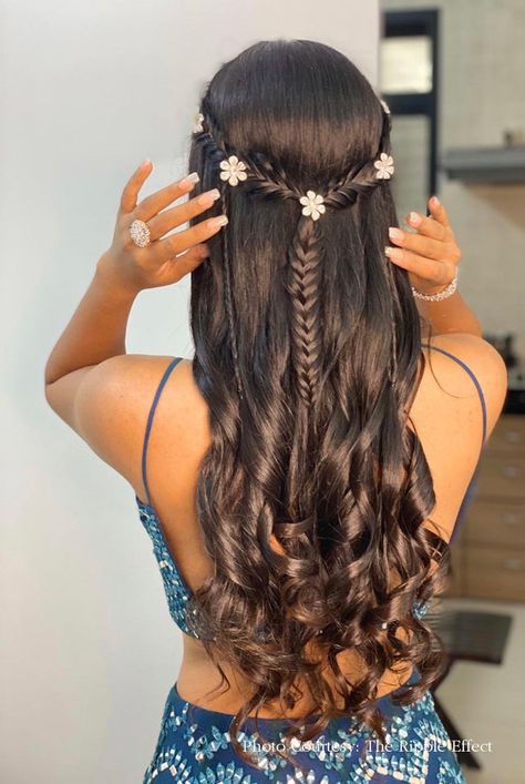 Hairstyle For Lehenga Indian, Wedding Hairstyles With Flowers Indian, New Indian Hairstyles, Bharat Hairstyles, Front Style Hairstyle, Hiar Stail For Wedding, Haïr Style For Long Hair For Wedding, Cute Indian Hairstyles, Hairstyles For Long Hair Indian Wedding