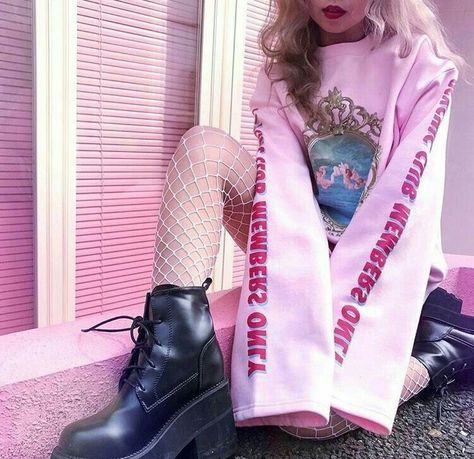 pinterest; @californialifee 🥀🏁 Cute Outfits Comfy, Fishnets And Boots, Dress With Fishnets, Outfits Comfy, Pastel Goth Fashion, Fishnet Tights, Edgy Outfits, Mode Vintage, Goth Fashion