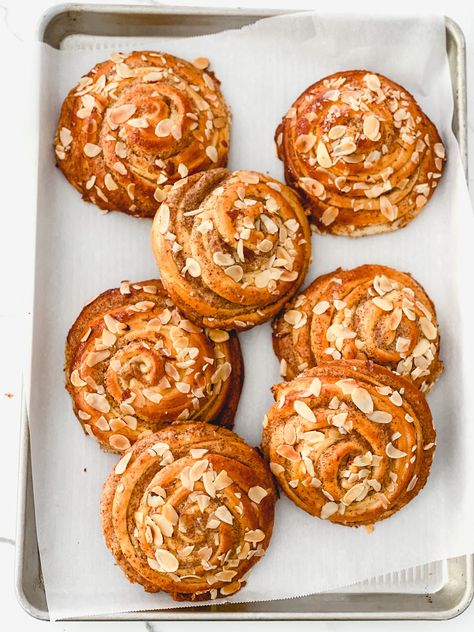 Almond Cream Brioche Buns Almond Cream Brioche Buns, Almond Brioche Buns, Brioche Rolls Ideas, Filled Brioche Buns, Bread With Filling, Almond Buns, Almond Brioche, Breakfast Buns, Bun Bread