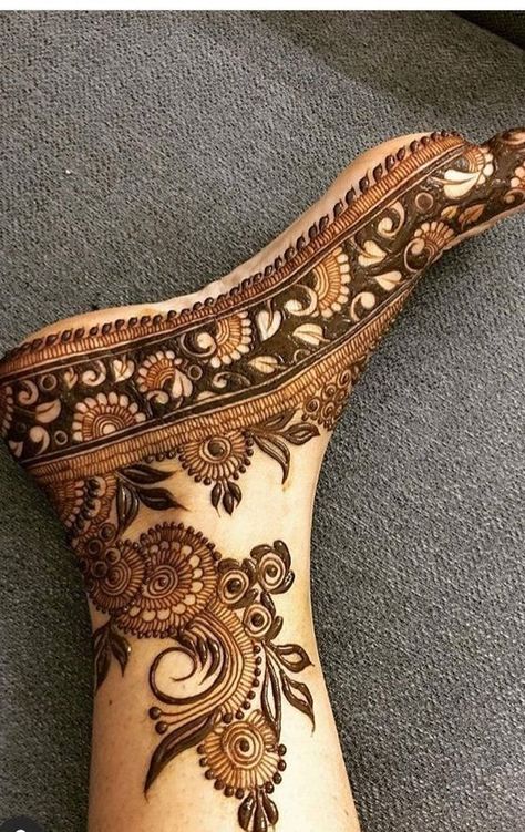 Beautiful arabic side feet mehndi designs Mehandi Ideas, Feet Mehndi Designs, Leg Mehandi, Feet Mehndi, Beautiful Mehndi Designs, Khafif Mehndi Design, Leg Mehndi, Legs Mehndi Design, Rose Mehndi Designs