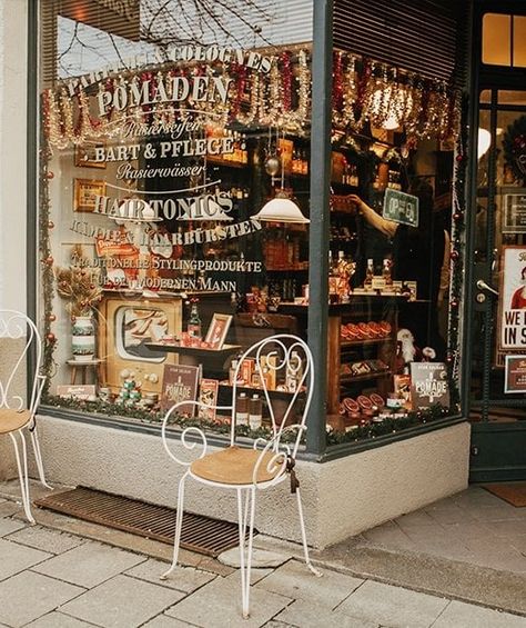 5 Clever Ways to Display Merchandise in a Gift Shop – Displaysense Restaurant Retail Display, Antique Store Window Display Ideas, Open A Gift Shop, Coffee Shop Retail Display, Gift Shop Displays Visual Merchandising, Gift Store Display Ideas, Retail Store Design Layout, Deli Decor, Creative Retail Display