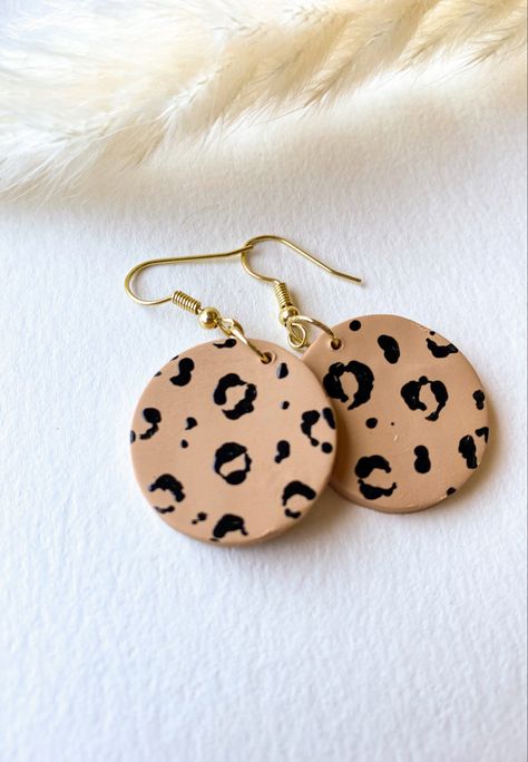 #roseandbrooke #earrings #clayjewelry #clayearrings #polymerclay #polymerclayjewelry #cheetah #cheetahprint #cheetahearrings Junk Jewellery, Junk Jewelry, Earrings Clay, Polymer Jewelry, Clay Jewelry Diy, Polymer Clay Charms, Diy Clay Crafts, Clay Charms, Diy Clay