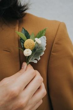 Rustic and simple wedding boutonniere idea  {Flaura Botanica} Fall Wildflower Boutonniere, Dainty Boutonniere, Wedding Bouquets Simple, Simple Wedding Boutonniere, Rustic Chic Bouquet, Boutineer Wedding, Simple Boutonniere, Simple Wedding Bouquets, Prom Pics