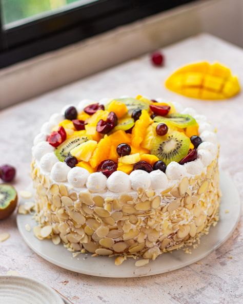 For all dads who are not that big on chocolate, this eggless fresh fruit cake is definitely going to be a treat for them! Fresh Fruits Cakes, Fresh Fruit Cream Cake, Fresh Cream Fruit Cake, Fresh Cake Recipe, Fruit And Cream Cake, Fruit Topping Cake, Less Cream Cake Design, Fresh Fruit Cakes, Fresh Fruit Cake Recipe