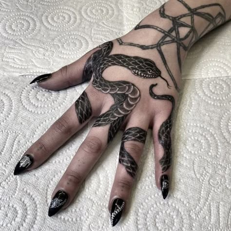 Knuckle Tattoos, Hand And Finger Tattoos, Hand Tats, Hand Tattoos For Women, Snake Tattoo, Dope Tattoos, A Snake, Manicure Y Pedicure, Piercing Tattoo