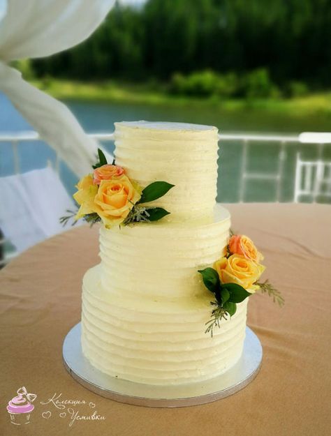 Yellow Rose Wedding Cake, Wedding Cake Yellow Flowers, Cake With Yellow Flowers, Yellow Wedding Cakes, Wedding Cake Yellow, Bridget Wedding, Yellow Flower Cake, Yellow Cakes, Wedding Cake With Fresh Flowers