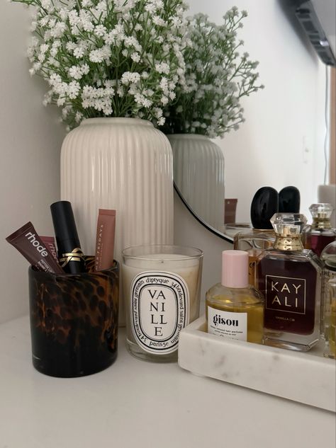 Get Ready Room Organization, Night Stand Ideas Decor Aesthetic, Apartment Decorating Aesthetic Minimalist, Bedroom Themes Aesthetic, Room Inspo Aesthetic Vanity, Cozy Vanity Aesthetic, Home Decor Aesthetic Interior Design, Nicknacks Decor, Vanity Aesthetic Organization