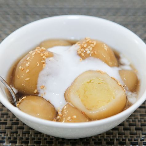 This recipe for Sticky Rice Balls in Ginger Syrup (Che Troi Nuoc) is a gooey warm dessert that is truly my favorite sweet treat. The slightly chewy, sticky dough with its mealy bean filling and oh-so-sweet ginger syrup are a heavenly combination. Sticky Rice Balls, Vietnamese Desserts, Sweet Sticky Rice, Vietnamese Dessert, Rice Desserts, Warm Desserts, Glutinous Rice Flour, Ginger Syrup, Rice Balls