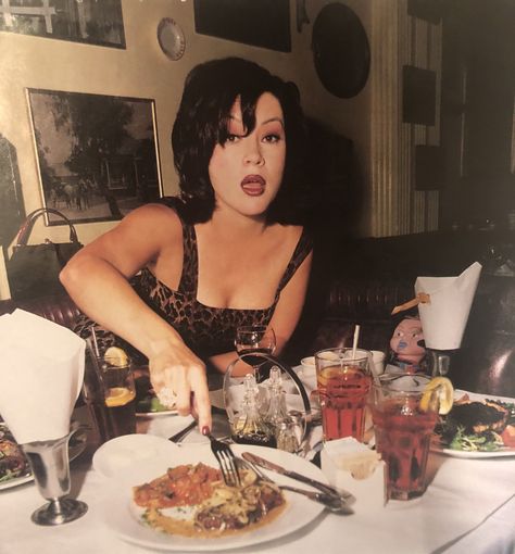 Jennifer Tilly on Twitter: "#TBT 1998. Doing an interview to promote #BrideofChucky. The photographer brought his #Chucky doll. Can you see him?… " Tiffany Bride Of Chucky, Tiffany Bride, Bride Of Chucky, I'm With The Band, Pretty Woman, Pretty People, A Woman, Drinks