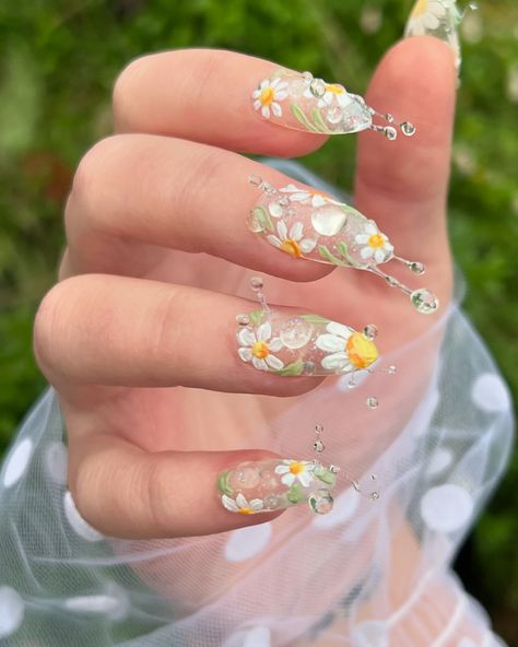 Daisy Dewdrop Nail Art These are for my friend Allie, to celebrate her birthday. Allie, you are one of the first that so warmly welcomed me into the DIY nail community, and I will always be so grateful for your kindness and gentle encouragement. I chose daisies for you, because to me, they represent cheerfulness and sunshine with their happy yellow faces. I added water drops to mimic morning dew, because a birthday is a beginning of something, like a morning. Happy birthday Allie 🤍 @al... Daisy Wedding Nails, White Daisy Nail Art, Daisy Blue Nails, Yellow White Daisy Nails, Chasing Daisies Nails, Nail Flower, Cream Texture, Happy Yellow, Asian Nails