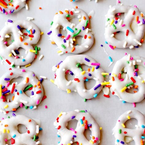 White Chocolate Covered Pretzels, White Chocolate Pretzels, Pastel Cupcakes, Pretty Dessert, Chocolate Pretzels, Donut Party, Festa Party, Chocolate Covered Pretzels, Pretzels