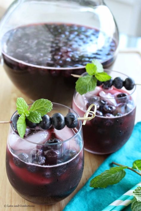 Blueberry Sangria from LoveandConfections.com #BrunchWeek Blueberry Sangria Recipes, Blueberry Sangria, Blueberry Wine, Mini Chocolate Chip Muffins, Sangria Ingredients, Peach Sangria, Summer Brunch, Perfect Brunch, Brunch Cocktails