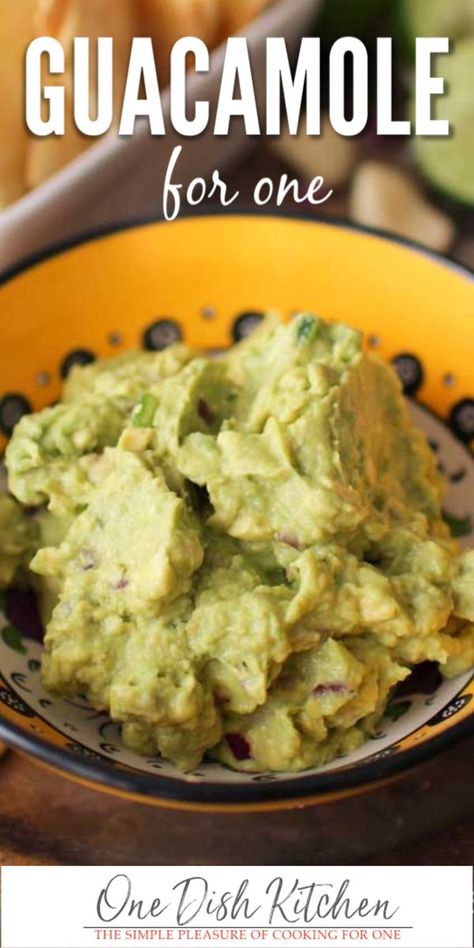 Authentic Guacamole, Latino Recipes, Easy Guacamole Recipe, One Dish Kitchen, Guacamole Recipe Easy, Best Guacamole, Recipe For 1, Best Guacamole Recipe, Easy Guacamole