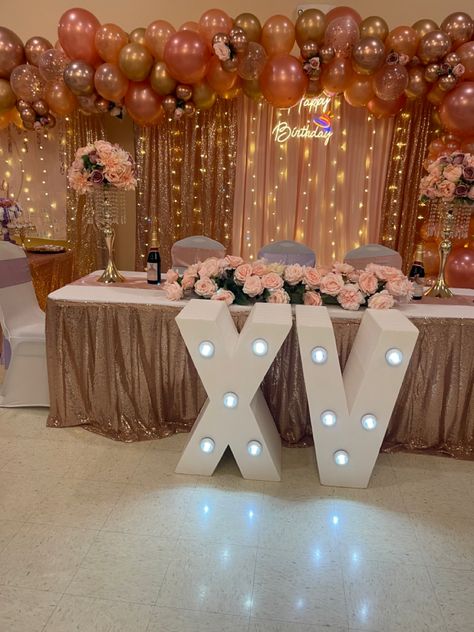 Rose Gold Quince Theme Ideas, 15 Table Decorations Ideas, 15 Decorations Ideas Rose Gold, Peach Quinceanera Decorations, Quinceanera Outside Decoration, Quinceanera Salon Decorations, Quince Decorations Ideas Pink, Gold And Pink Quinceanera Decor, Sweet 16 Party Ideas Pink And Rose Gold